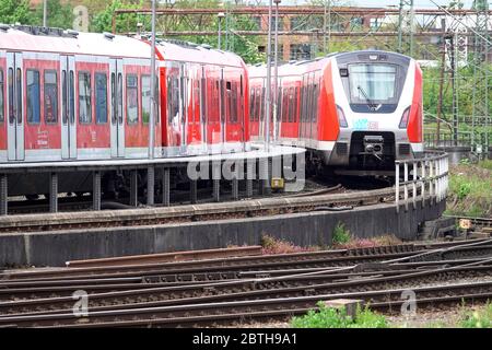 Hamburg, Deutschland. Mai 2020. Die S-Bahn der Deutschen Bahn befindet sich an einer Seitenlinie nahe dem Bahnhof Altona. Kredit: Bodo Marks/dpa/Alamy Live News Stockfoto