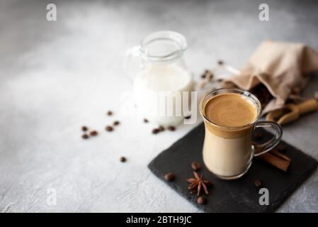 Dalgona Kaffee. Iced flauschig cremig Schlagsahne Trend-Drink mit Kaffee-Schaum und Milch. Trendiges Getränk während Covid-19 Stadtschloss und Selbstquarantäne, sta Stockfoto