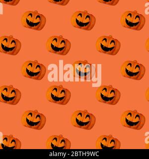 Schwarze Spinnen Muster, Halloween Hintergrund. Lächelnde Kürbisse Stockfoto