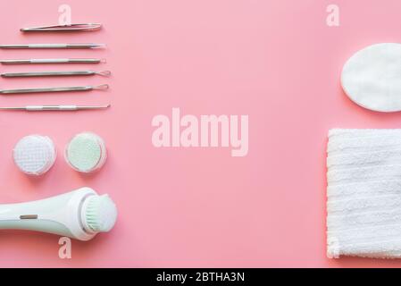Werkzeuge des Kosmetologen für Problemhaut auf rosa Papierhintergrund. Stockfoto