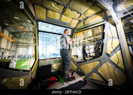 Sankt Petersburg, Russland - Mai 23 2019. Anlage zur Herstellung von Elektrofahrzeugen 'Transportsysteme'. Arbeiter bei der Montage der Straßenbahn Stockfoto