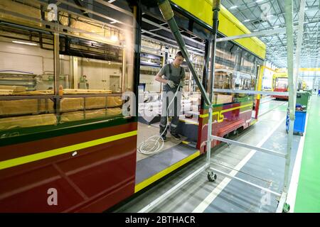 Sankt Petersburg, Russland - Mai 23 2019. Anlage zur Herstellung von Elektrofahrzeugen 'Transportsysteme'. Arbeiter bei der Montage der Straßenbahn Stockfoto