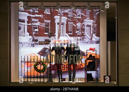 MÜNCHEN, DEUTSCHLAND - 25. DEZEMBER 2009: Schaufenster des Modehaus. Gekleidete Mannequine in einem Geschäft Schaufenster eines Modehaus, das für Weihnachten verziert wird. Stockfoto