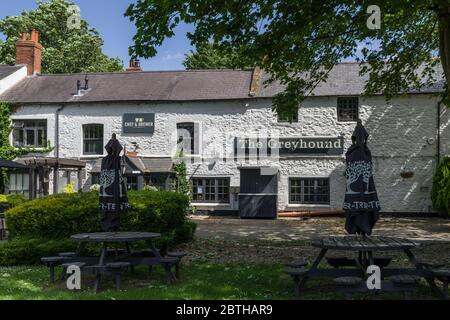 Die Greyhound, ein beliebtes Pub in der Nähe von Milton Malsor, Northamptonshire, Großbritannien; Teil der Küchenchef und Brauer Kette. Stockfoto