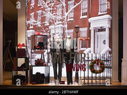 MÜNCHEN, DEUTSCHLAND - 25. DEZEMBER 2009: Schaufenster des Modehaus. Gekleidete Mannequine in einem Geschäft Schaufenster eines Modehaus, das für Weihnachten verziert wird. Stockfoto