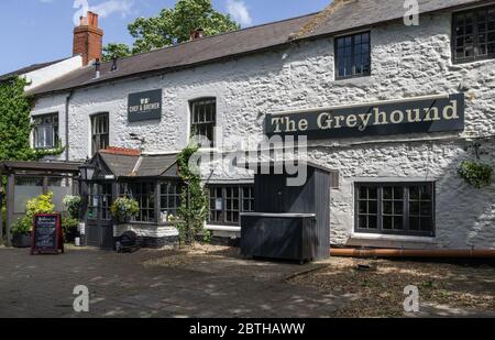 Die Greyhound, ein beliebtes Pub in der Nähe von Milton Malsor, Northamptonshire, Großbritannien; Teil der Küchenchef und Brauer Kette. Stockfoto