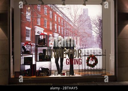 MÜNCHEN, DEUTSCHLAND - 25. DEZEMBER 2009: Schaufenster des Modehaus. Gekleidete Mannequine in einem Geschäft Schaufenster eines Modehaus, das für Weihnachten verziert wird. Stockfoto