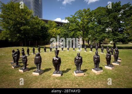 Die Figurengruppe Frauen De Formation von Tina Schwichtenberg vor dem Postturm, Sitz der Deutschen Post Stockfoto