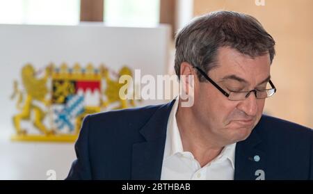 München, Deutschland. Mai 2020. Zu Beginn der Kabinettssitzung wird der Ministerpräsident von Bayern, Markus Söder (CSU), an seiner Stelle im Bayerischen Staatskanzlei sitzen. Die wöchentliche Kabinettssitzung wurde in die geräumige Kuppelhalle verlegt. Quelle: Peter Kneffel/dpa/Alamy Live News Stockfoto