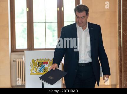 München, Deutschland. Mai 2020. Zu Beginn der Kabinettssitzung wird Markus Söder (CSU), Ministerpräsident von Bayern, seinen Platz im Bayerischen Staatskanzlei einnehmen. Die wöchentliche Kabinettssitzung wurde in die geräumige Kuppelhalle verlegt. Quelle: Peter Kneffel/dpa/Alamy Live News Stockfoto