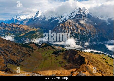 Blick auf die Jungfrau, einen der wichtigsten Gipfel der Berner Alpen in der Schweiz, zusammen mit dem Eiger und dem Mönch von Lauterbrunnen aus Stockfoto