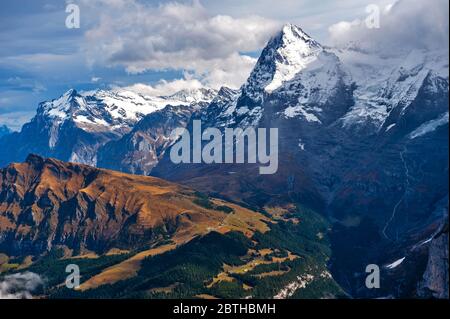 Blick vom Lauterbrunnen auf den Eiger und den Monch, die Gipfel der Berner Alpen in der Schweiz Stockfoto