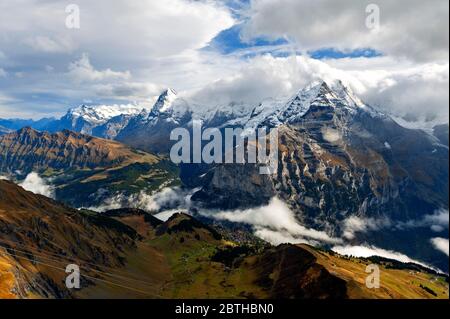 Blick auf die Jungfrau, einen der wichtigsten Gipfel der Berner Alpen in der Schweiz, zusammen mit dem Eiger und dem Mönch von Lauterbrunnen aus Stockfoto