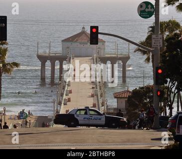 Manhattan Beach, Usa. Mai 2020. Ein unbesetzter Polizeiwagen blockiert am Montag, den 25. Mai 2020, den Eingang zum Pier in Manhattan Beach, Kalifornien. Die Strände von Los Angeles County sahen während der Gedenkfeiertage weniger Menschenmengen als erwartet, obwohl die Beamten am ersten Wochenende wieder geöffnete Radwege und einige Strandparkplätze einleiteten. Foto von Jim Ruymen/UPI Quelle: UPI/Alamy Live News Stockfoto