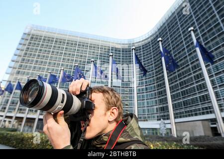 Die Flaggen der Europäischen Union winken vor der Europäischen Kommission im Wind. Brüssel, Belgien - 02 März 2011 Stockfoto