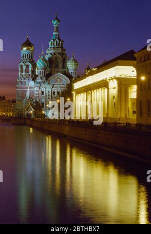 Russland, St. Petersburg - Kirche Retter auf verschütteten Blut in der Nacht. Stockfoto