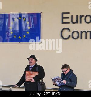 Die Menschen kommunizieren in der Nähe des Gebäudes der Europäischen Kommission. Brüssel, Belgien - 02 März 2011 Stockfoto