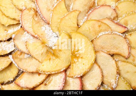 Leckere Apfelkuchen auf dem ganzen Hintergrund, aus nächster Nähe. Hausgemachte Speisen Stockfoto