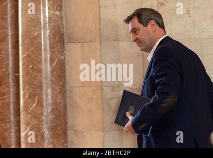 München, Deutschland. Mai 2020. Zu Beginn der Kabinettssitzung wird Markus Söder (CSU), Ministerpräsident von Bayern, seinen Platz im Bayerischen Staatskanzlei einnehmen. Die wöchentliche Kabinettssitzung wurde in die geräumige Kuppelhalle verlegt. Quelle: Peter Kneffel/dpa/Alamy Live News Stockfoto