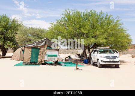 Camping mit 4x4 Fahrzeug in Nossob, Kgalagadi Transfrontier Park, Northern Cape, Südafrika, auf einem SAN Parks Campingplatz mit Echo 5 4x4 Anhänger und Spielzeug Stockfoto