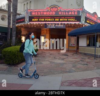 Los Angeles, Usa. Mai 2020. Das Westwood Village Theatre vermittelt die Botschaft "Star Wars": "Möge die Macht mit euch sein" auf seinem Festzelt an die Ersthelfer und Frontmitarbeiter von Coronavirus in Los Angeles auf Foto von Jim Ruymen/UPI Quelle: UPI/Alamy Live News Stockfoto