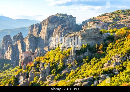 Griechenland. Sonniger Sommertag im Kalambaka Tal. Steinklöster an der Spitze der Klippen Stockfoto