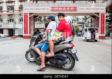 Aufnahmen vom Verkehr an der geschäftigen Kreuzung am Filipino Chinese Friendship Arch im Binondo Chinatown Distrikt von Manila Philippinen. Stockfoto