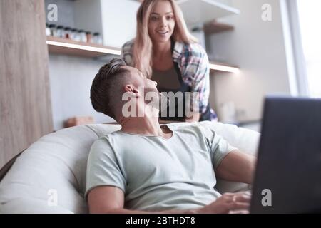 Junge Familie verbringt freie Zeit in der Küche Stockfoto