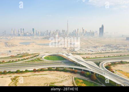 Dubai Downtown Skyline vom Meydan Rennkomplex aus gesehen. Stockfoto