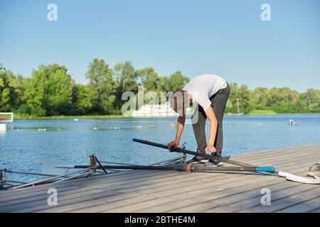 Team von zwei Teenagern, die auf dem Fluss Kajak fahren Stockfoto