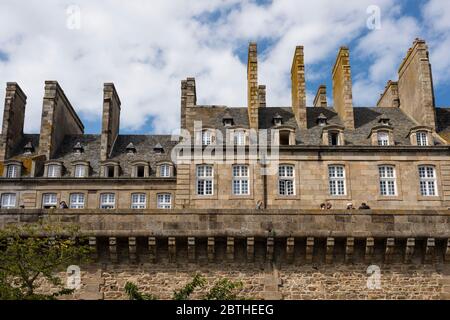 Gebäude innerhalb befestigter Mauern in St Malo, Bretagne, Frankreich Stockfoto