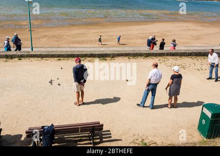 Petanques spielende Leute, St Malo, Bretagne, Frankreich Stockfoto