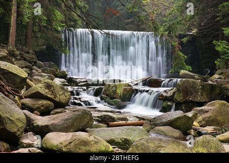 Wild Wasserfall im Riesengebirge in der Nähe von Karpacz. Polen Stockfoto