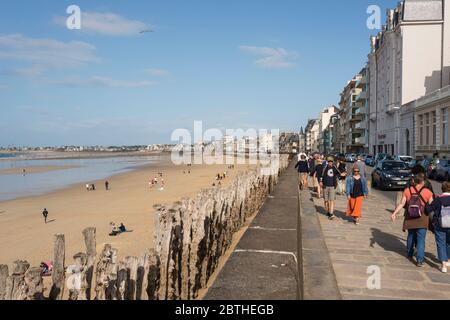 Menschen zu Fuß entlang der Promenade am Meer. Saint Malo, Bretagne, Frankreich Stockfoto