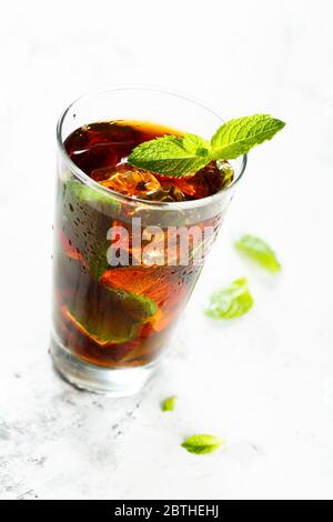 Erfrischender Erdbeer-Eistee mit frischer Minze Stockfoto