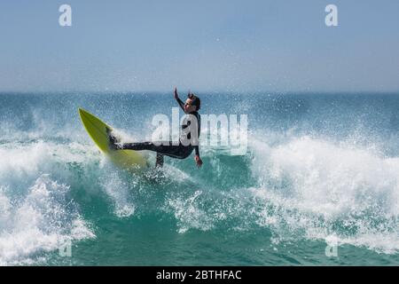 Spektakuläre Action, während ein Surfer eine Welle in Fistral in Newquay in Cornwall reitet. Stockfoto