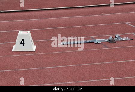 Startblock in roter Laufstrecke Stockfoto
