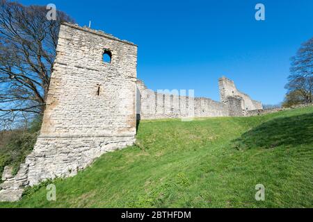 Winteransicht des Mill Tower, der Mauern und des äußeren Torhauses von Pickering Castle in North Yorkshire Stockfoto