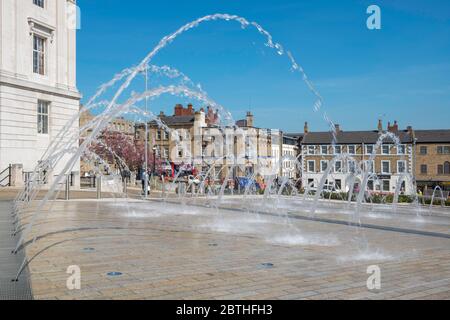 Die Brunnen am Barnsley Pals Centenary Square, neben dem Rathaus im Zentrum von Barnsley, South Yorkshire Stockfoto