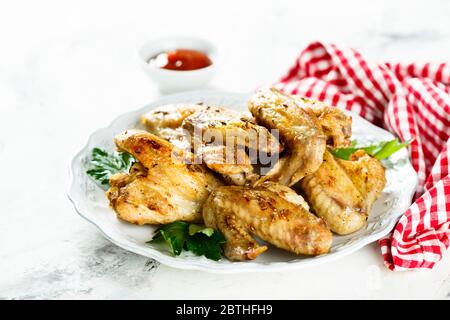 Gebratene Hähnchenflügel mit Gewürzen Stockfoto