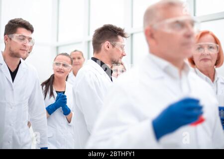 Gruppe von Forschern, die an einem neuen Impfstoff arbeiten. Stockfoto