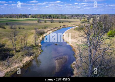 Liwiec Fluss in der Nähe von Wolka Paplinska im Verwaltungsbezirk Gmina Lochow, innerhalb der WeGrow County, Polen Stockfoto