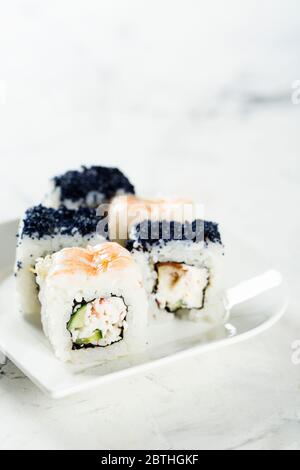 Hausgemachte Sushi-Brötchen mit Garnelen Stockfoto