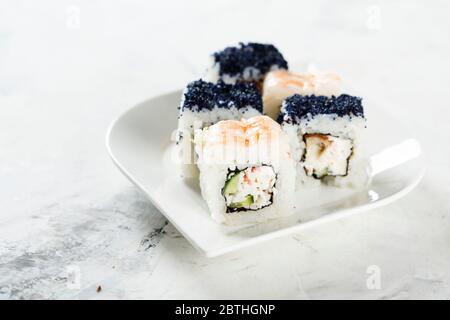 Hausgemachte Sushi-Brötchen mit Garnelen Stockfoto