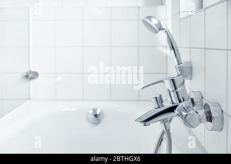 Helle weiße Badewanne mit Duschkopf im modernen Badezimmer Stockfoto