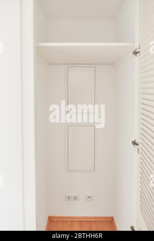 Kleiner leerer Abstellraum mit Stauraum für die Lagerung im Flur Stockfoto
