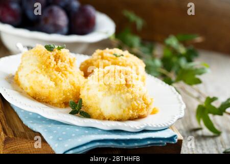 Traditionelle hausgemachte süße österreichische Knödel mit Pflaumen Stockfoto