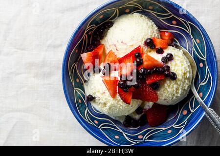 Vanilleeis mit Erdbeeren und Heidelbeeren Stockfoto