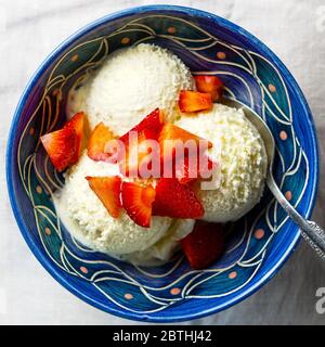 Vanille-Eis mit frischen Erdbeeren Stockfoto