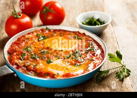 Traditionelle hausgemachte, würzige Shakshuka mit Petersilie Stockfoto